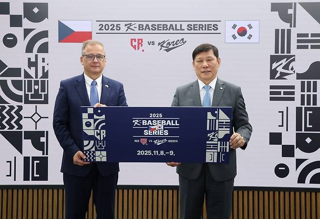 허구연 KBO 총재(오른쪽)와 얀차렉 주한 체코대사.  [KBO 제공. 재판매 및 DB 금지]