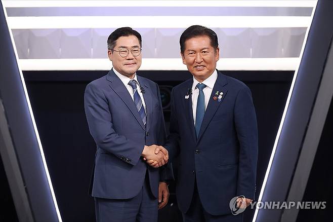 2차 토론회에서 악수하는 박찬대·정청래 후보 (서울=연합뉴스) 더불어민주당 당 대표 선거에 출마한 정청래(오른쪽)·박찬대 후보가 지난 27일 오후 서울 영등포구 여의도 KBS 신관 공개홀에서 2차 텔레비전 토론회 시작 전 악수를 하고 있다. 2025.7.27 [국회사진기자단] hkmpooh@yna.co.kr