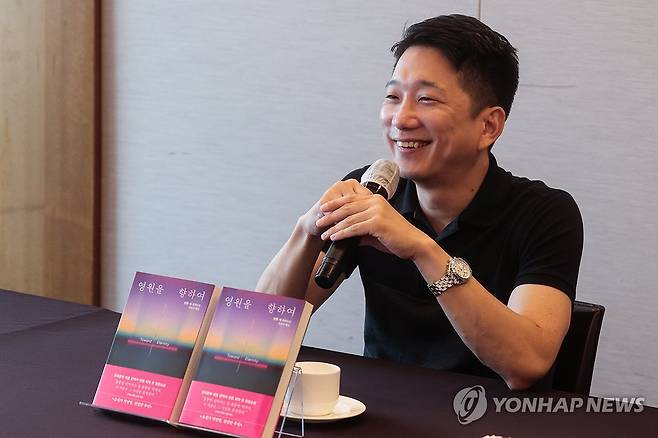 신작 '영원을 향하여' 펴낸 안톤 허 작가 (서울=연합뉴스) 류효림 기자 = 안톤 허 번역가 겸 소설가가 28일 서울 중구 프레스센터에서 열린 신작 소설 '영원을 향하여' 출간기념 기자간담회에서 인사말을 하고 있다. 2025.7.28 ryousanta@yna.co.kr