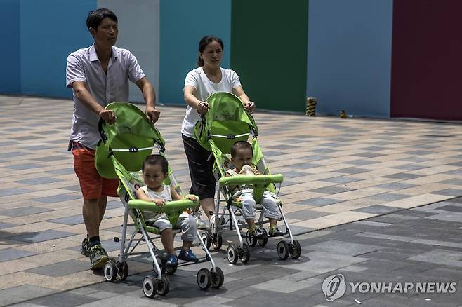 중국 베이징 싼리툰 지역에서 산책하는 가족 모습 [EPA=연합뉴스 자료사진]