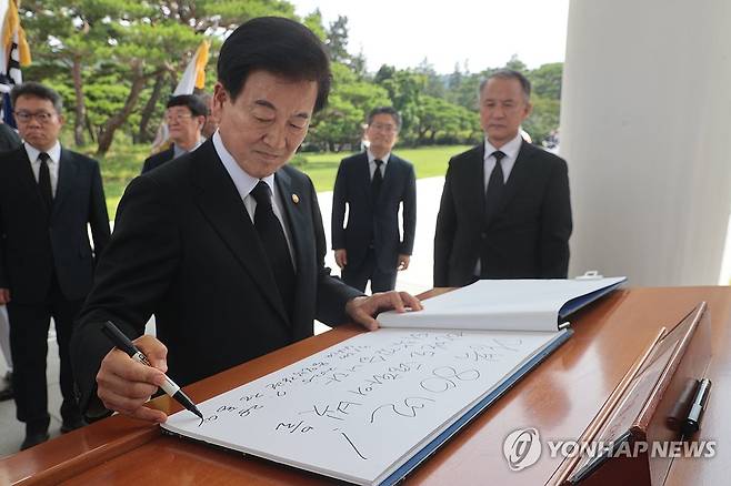 현충원 방명록 작성하는 정동영 통일부 장관 (서울=연합뉴스) 류효림 기자 = 정동영 통일부 장관이 28일 서울 동작구 국립서울현충원을 찾아 참배한 뒤 방명록을 작성하고 있다. 2025.7.28 ryousanta@yna.co.kr