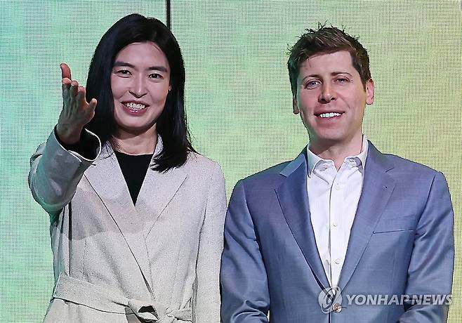 ‘오픈AI-카카오’ (서울=연합뉴스) 윤동진 기자 = 정신아 카카오 대표가 4일 오전 서울 중구 더 플라자 호텔 서울에서 열린 기자간담회에서 샘 올트먼 오픈AI CEO와 기념촬영하고 있다. 2025.2.4 mon@yna.co.kr
※사진은 기사와 직접 관련이 없습니다.