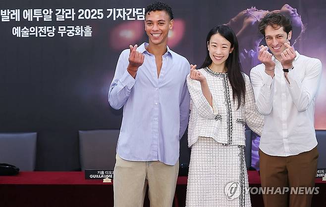 한자리에 모인 파리오페라발레단의 간판스타 (서울=연합뉴스) 진연수 기자 = 28일 오후 서울 서초구 예술의 전당에서 열린 '파리 오페라 발레 에투알 갈라 2025' 기자간담회에서 참석자들이 포즈를 취하고 있다. 오른쪽부터 프랑스 대표 발레리노 마티외 가니오, 파리오페라발레단 에투알(수석무용수) 박세은, 신예 에투알(수석무용수) 기욤 디오프. 2025.7.28 jin90@yna.co.kr
