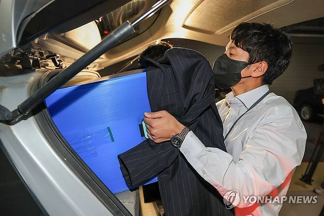 이준석 대표 자택 압수수색 마친 김건희 특검 관계자들 (서울=연합뉴스) 김성민 기자 = 김건희 여사의 의혹들을 수사하는 민중기 특별검사팀 관계자들이 27일 서울 노원구 개혁신당 이준석 당대표 자택 압수수색을 마치고 차량으로 상자를 옮기고 있다. 2025.7.28 [공동취재] ksm7976@yna.co.kr