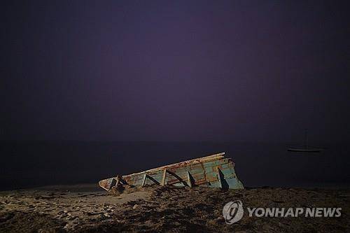 아프리카 모리타니 해안의 이주민 난파선  [AP 연합뉴스 자료사진. 재판매 및 DB 금지]