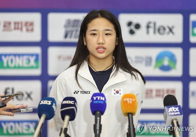 질문 답하는 안세영 (영종도=연합뉴스) 윤동진 기자 = 배드민턴 안세영이 28일 인천국제공항 1터미널을 통해 귀국 후 취재진 질문에 답하고 있다. 안세영은 지난 26일 중국 창저우 올림픽 스포츠센터에서 열린 한웨(중국·3위)와의 세계배드민턴연맹 슈퍼 1000 중국오픈 여자 단식 4강 2게임 도중 기권했다. 2025.7.28 mon@yna.co.kr