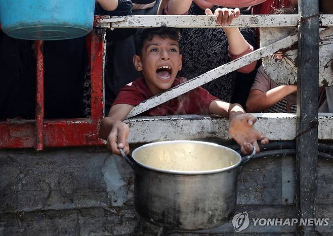 식량 배급받는 가자지구 어린이 [로이터 연합뉴스 자료사진. 재판매 및 DB 금지]