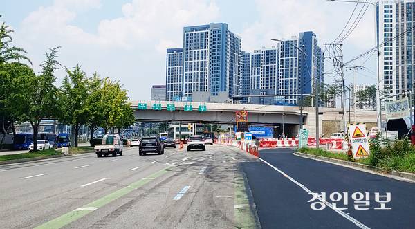 인덕원 사거리 인근 국도 47호선 우회도로 서울방향 진입부 모습. 임시개통에 따른 안양방향 차로 사용으로 서울방향 진입시 고가차도를 지나 우회전해 역방향으로 진입해야 하는 불편이 31일부터 해소된다. 2025.7.29 과천/박상일기자 metro@kyeongin.com