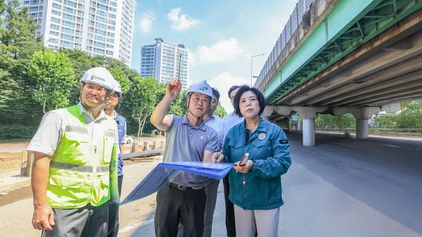 신계용(오른쪽) 과천시장이 지난 28일 국도47호선 우회도로 서울방향 도로 전환을 앞두고 현장을 방문해 사전 점검을 하고 있다. 2025.7.28 /과천시 제공