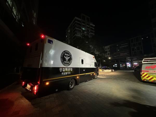 송도 총기 살인사건 현장에 도착한 경찰특공대. /경인일보DB