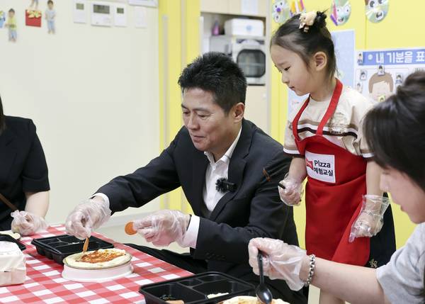 김정헌 중구청장이 지난 6월 베르힐키드어린이집 개원식에 참석해 아이들과 피자 만들기 체험학습을 하고 있다. /중구 제공