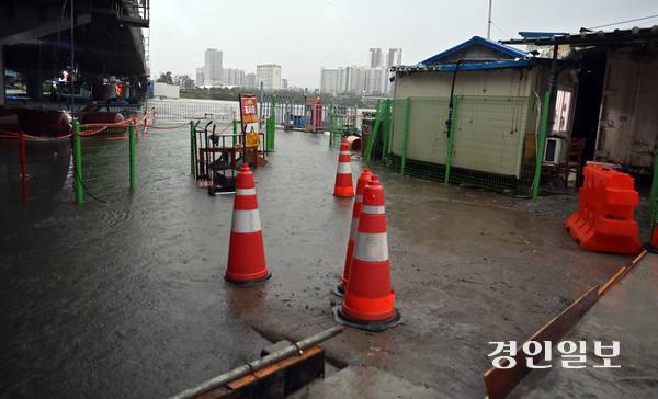 백중사리 대조기에 인천시  남동구 소래포구의 저지대 일부가 만조 사간을 맞아 일부 바닷 물에 잠겨 있다. /경인일보DB