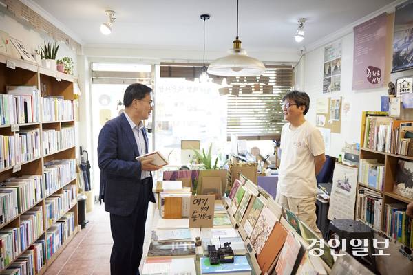사진은 김동연 경기도지사가 29일 오후 수원시 장안구 파장동에 있는 서점인 광화문서림을 찾아 수원페이 실물카드로 책 2권을 구입하는 모습. /경기도 제공