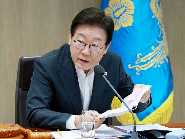 이재명 대통령이 다음 달 1일 취임 후 처음으로 전국 시·도지사들과 간담회를 가질 예정이다. 사진은 29일 서울 용산 대통령실 청사에서 열린 국무회의에 참여 중인 이 대통령의 모습. 2025.7.29 /연합뉴스