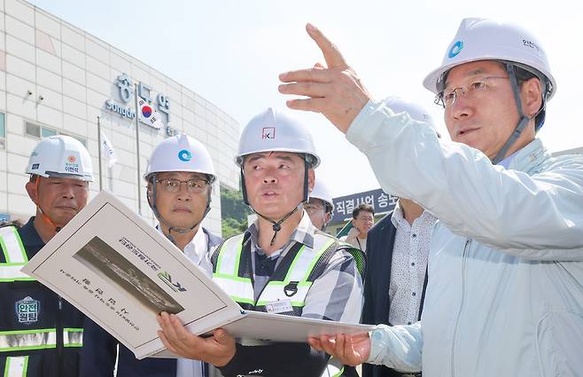 ▲ 29일 인천 연수구 수인분당선 송도역에서 유정복 인천시장이 2026년 12월 개통 예정인 '인천발 KTX 직결 사업' 진행 상황을 점검하고 있다. /이호윤 기자 256@incheonilbo.com