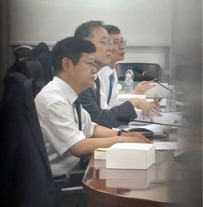 ▲&nbsp;이형일 기획재정부 1차관(왼쪽 두번째)이 29일 서울 여의도 국회 의원회관에서 열린 세제 개편안 마련을 위한 비공개 당정협의회에서 발언하고 있다. /연합뉴스