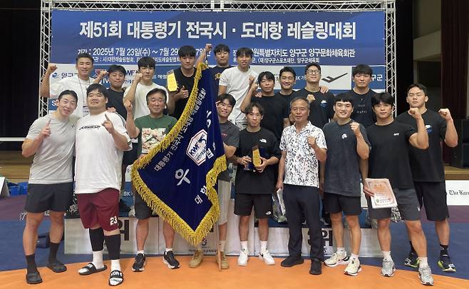 29일 강원 양구문화체육회관에서 폐막한 제51회 대통령기 전국시도대항 레슬링대회서 종합 우승한 경기도 선수단이 기념사진을 찍고 있다. 사진=경기도레슬링협회