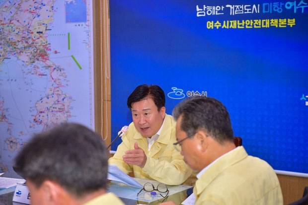 여수시가 폭염과 태풍, 집중호우 등 자연재난에 선제적으로 대응하기 위한 ‘24시간 재난안전 체계’를 가동하고 있는 가운데 정기명 여수시장이 재난안전대책본부 회의를 진행하고 있다. 여수시 제공