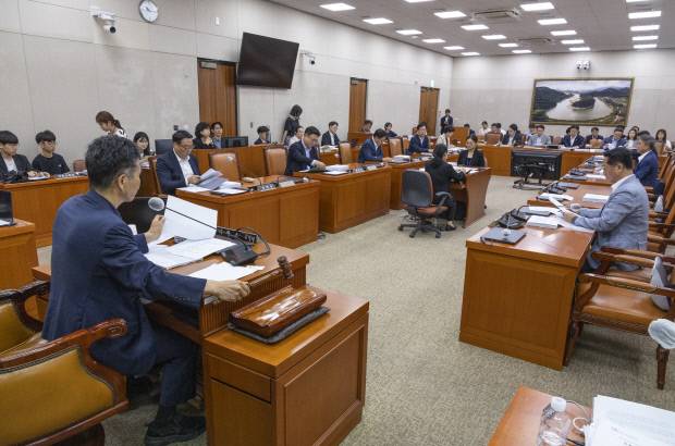 지난  24일 국회에서 농림축산식품해양수산위원회 법안심사소위원회가 개회되고 있다.
    이날 농해수위 법안소위에서는 양곡관리법 일부개정법률안,농지법안,농수산물 유통 및 가격안정에 관한 법률 일부개정법률안 등을 심사할 예정이다. 연합뉴스