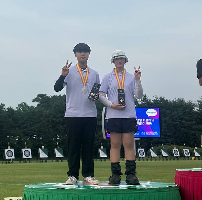 중고양궁연맹 회장기 중등부 혼성단체전 준우승을 합작한 김준서와 강수정 <광주체중 제공>