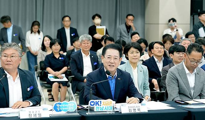 김영록 전남지사가 29일 영광군청에서 열린 ‘영광군 정책비전 투어’ 행사에서 인사말을 하고 있다.<전남도 제공>