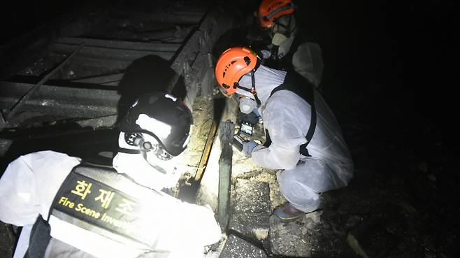 광주시소방안전본부 소방관들이 화재의 원인을 조사하고 있다./광주시소방안전본부 제공