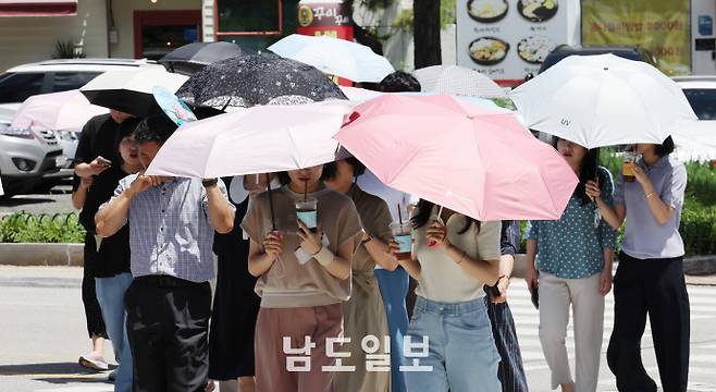 양산은 '필수'전국 대부분 지역에 폭염이 이어진 지난 28일 광주광역시 북구 용봉동에서 시민들이 양산을 쓰고 이동하고 있다. /임문철 기자 35mm@namdonews.com