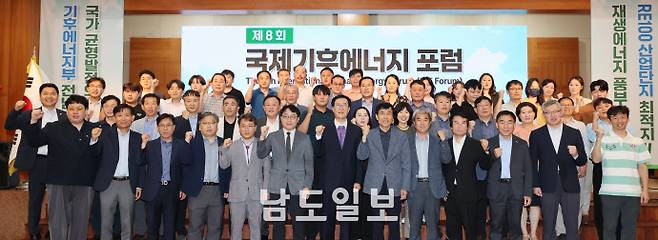 제8회 국제기후에너지포럼이재명 정부의 에너지 대전환 비전과 전남의 역할을 모색하는 '제8회 국제기후에너지포럼'이 29일부터 30일까지 1박 2일 일정으로 전남 목포 신안비치호텔에서 열린 가운데 29일 박준일 남도일보 사장과 박우량 전 신안군수, 토론자 등이 기념촬영을 하고 있다. /임문철 기자 35mm@namdonews.com