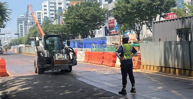 29일 최고 기온이 36도가 넘는 찜통더위가 이어지고 있는 가운데 광주 서구 치평동 일대 건설 노동자들이 도시철도 2호선 공사 작업에 한창이다. /박건우 기자