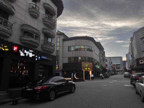 ◇물가 상승에 폭염·폭우 영향으로 지역 상권이 몰락 위기다. 춘천 석사동 먹자골목 거리에는 저녁시간에도 한산한 모습을 보였다.