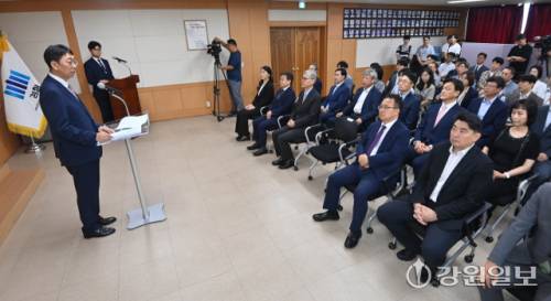 춘천지방검찰청 제73대 이응철 검사장 취임식이 29일 춘천지검 대회의실에서 열려 이 검사장이 취임사를 하고 있다. 박승선기자