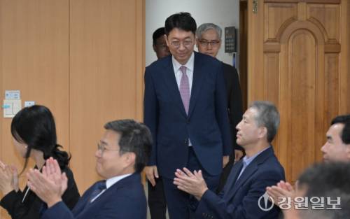 춘천지방검찰청 제73대 이응철 검사장 취임식이 29일 춘천지검 대회의실에서 열려 이 검사장이 취임식장으로 들어오고 있다. 박승선기자