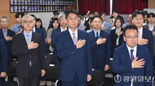 춘천지방검찰청 제73대 이응철 검사장 취임식이 29일 춘천지검 대회의실에서 열려 이 검사장(앞줄 가운데)을 비롯한 직원들이 국민의례를 하고 있다. 박승선기자