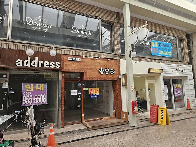 29일 낮 중구 원도심 일대 점포 곳곳에 임대 안내가 걸려있는 모습.