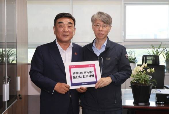 김두겸 울산시장이 29일 정부세종청사를 방문해 기획재정부 박준호 사회예산심의관을 만나 2026년도 국비 주요사업에 대해 설명하고 국가예산 반영을 건의했다. 울산시 제공