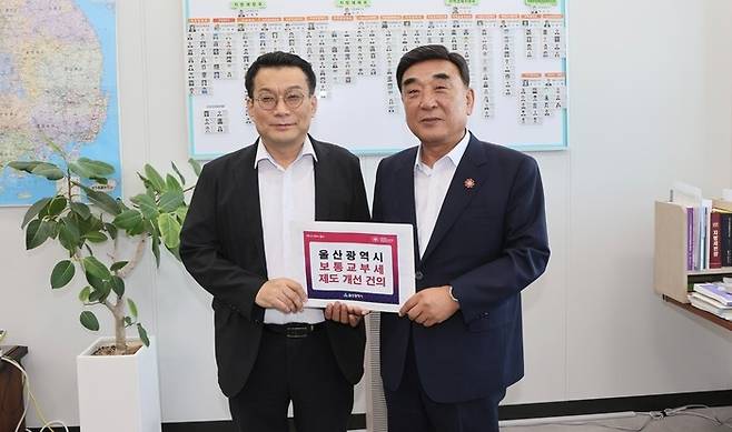 김두겸 울산시장이 29일 정부세종청사를 방문해 행정안전부 한순기 지방재정경제실장에게 보통교부세 산정지표 개선 등을 건의했다. 울산시 제공