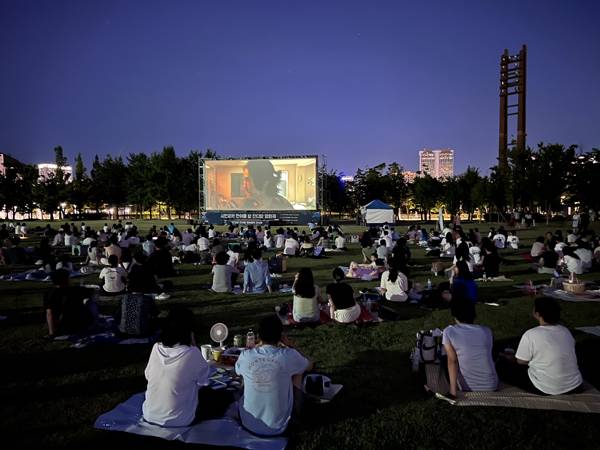 지난번 열린 부산시민공원 잔디밭영화제 현장. / 부산시설공단