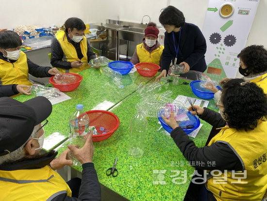 ▲ 한국동서발전이 환경 보호와 노인 일자리 창출을 위해 설립한 '새활용 연구소'에서 작업하고 있는 노인들.