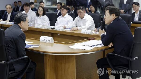 이재명 대통령이 25일 경기 시흥시 SPC 삼립 시흥 공장에서 열린 산업재해 근절 현장 노사간담회에서 허영인 SPC그룹 회장(왼쪽)과 논의하고 있다. /연합뉴스
