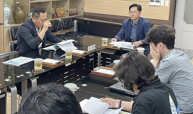 대표의원인 최병호 의원이 발표를 지켜보고 있다. /울릉군의회 제공