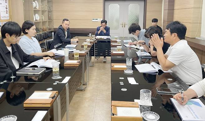 오랫동안 관광업에 종사한 홍성근의원이 용역보고에 대해 질문하고 있다./울릉군의회 제공