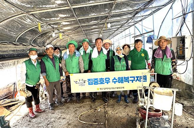지난 28일 수해를 입은 합천군의 한 비닐하우스 복구 작업에 참여한 군위군 새마을회 회원들, /대구 군위군 제공