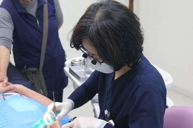 경북대치과병원 대구권역장애인구강진료센터 진료 모습. /경북대치과병원 제공