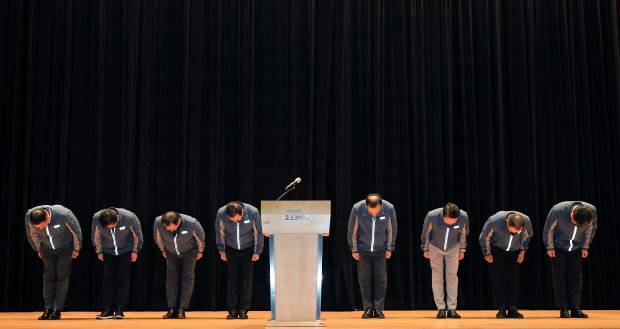 29일 오후 인천 연수구 포스코이앤씨 송도사옥에서 정희민 포스코이앤씨 대표이사를 비롯한 관계자들이 고속국도 공사 현장 사망사고 관련해 사과문 발표에 앞서 고개 숙여 인사하고 있다. 뉴스1