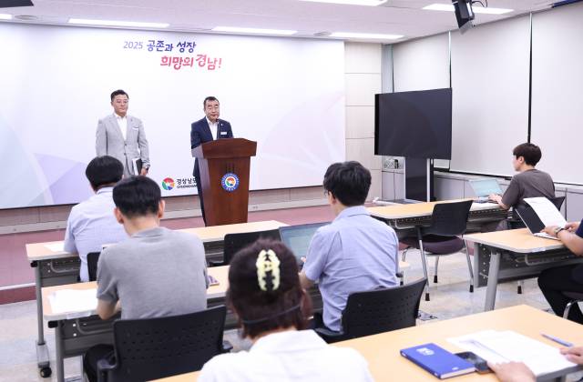 박일동 경남도 문화체육국장이 29일 도청 브리핑룸에서 nc다이노스 지원 방안에 대해 설명하고 있다. 경남도 제공
