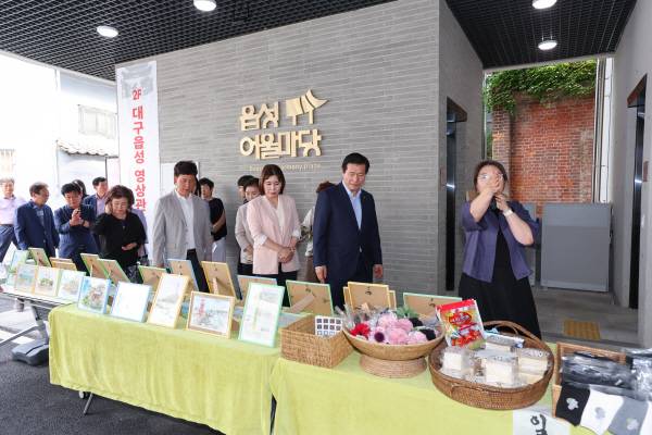 대구 중구 읍성어울마당을 둘러보는 류규하 중구청장. 중구청 제공