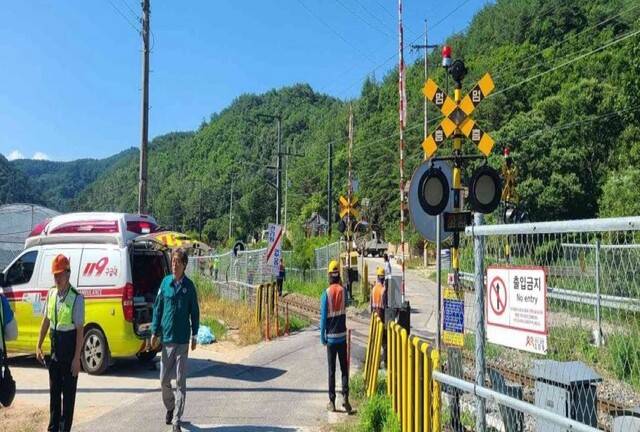 29일 오전 8시 20분께 경북 봉화군 법전면 놀산리 472-2번지 인근 영동선 철로에서 남성 1명이 무궁화호 열차에 치여 숨지는 사고가 발생했다. 사진은 열차사고 현장. 봉화군 제공