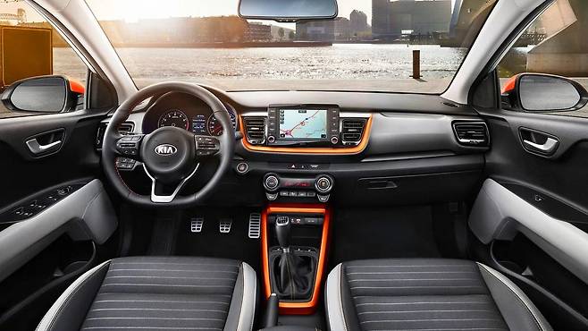 기아 스토닉 실내