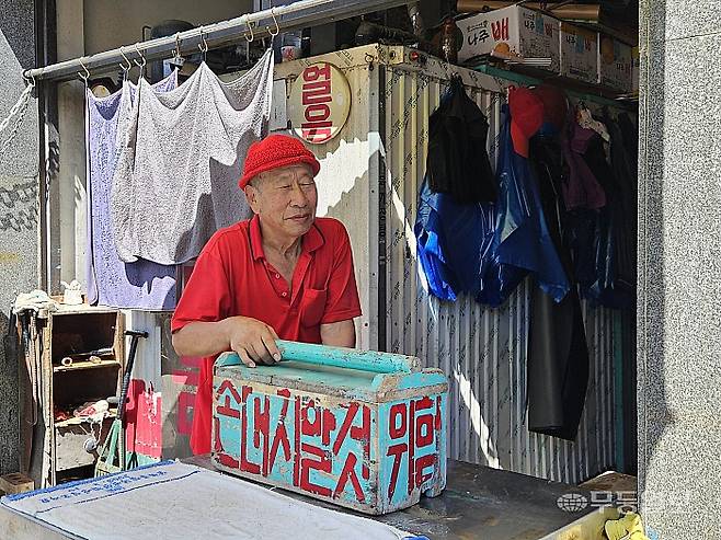 28일 광주 동구 대인동에서 43년째 얼음가게를 운영 중인 성용씨가 가게 앞에서 손님을 기다리고 있다. 강주비 기자