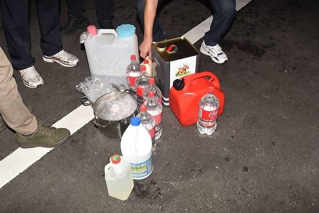 사제총기로 아들을 쏴 살해한 A 씨의 서울 도봉구 쌍문동 아파트에서 발견된 시너와 페트병 등 사제 폭발물들.(서울소방재난본부 제공)